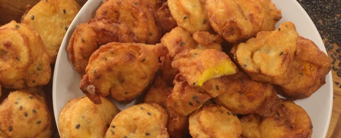 Beignets de plantain très mûr frits aux graines, plantain noirci très sucré sur assiette