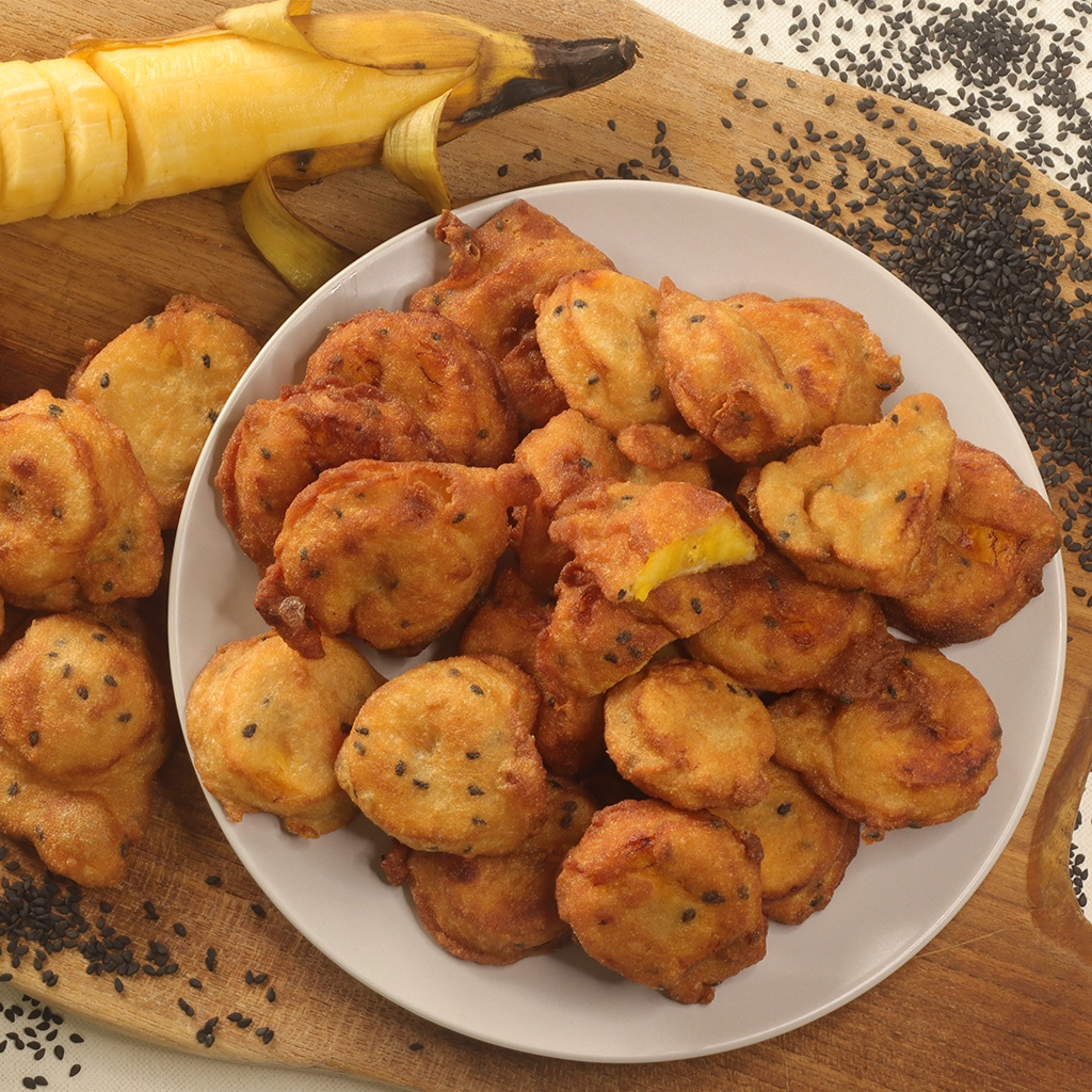 Beignets de plantain très mûr frits aux graines, plantain noirci très sucré sur assiette